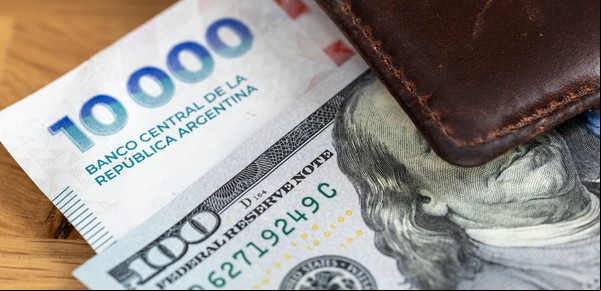En medio de un goteo de dólares en los bancos, las entidades aumentan la tasa a esos plazos fijos