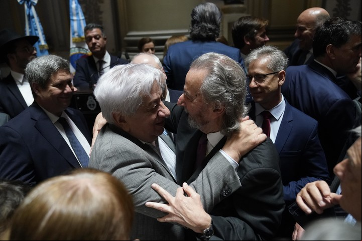 Abrazo de Maqueda con Julio Piumato. Foto: Fernando de la Orden