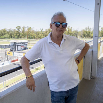 La vida de película de Quique Mansilla, el "villano" argentino que rivaliza con Senna en Netflix: de probar un McLaren de F1 a hacer minería de oro y diamantes en África
