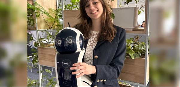 Una joven argentina usó la inteligencia artificial para crear un robot que asiste a adultos mayores y sirve para emergencias
