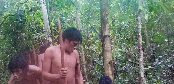 Revelan imágenes de una tribu aislada de Brasil que nunca se había ado con el exterior