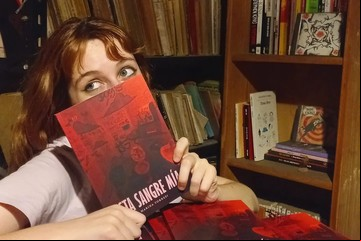 Tiene 22 años, es estudiante, trabaja y ya tiene su primera novela de terror
