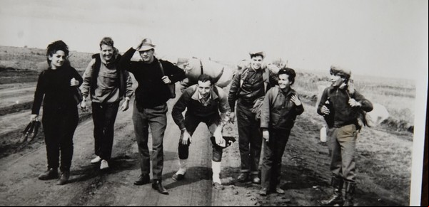 Segunda de la derecha; con amigos estudiantes de Medicina, de mochileros rumbo a Manantiales, agosto 1964. Archivo de la autora. Reproducción Ariel Grinberg