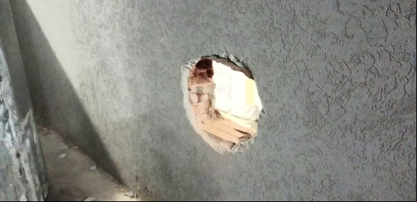 Un boquete en una pared de ladrillos huecos: cómo fue la fuga de 17 presos en una comisaría de Liniers
