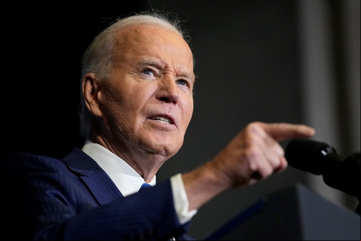 Biden se opone a dos resoluciones de la ley que afectan a las personas trangénero. Foto: AP