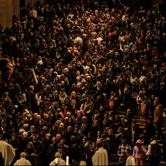 La Navidad volvió a Notre Dame con una multitud en sus sillas, pasillos y escalones