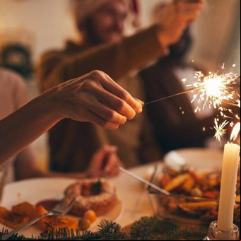 Qué se debe poner en la mesa para recibir el Año Nuevo 2025