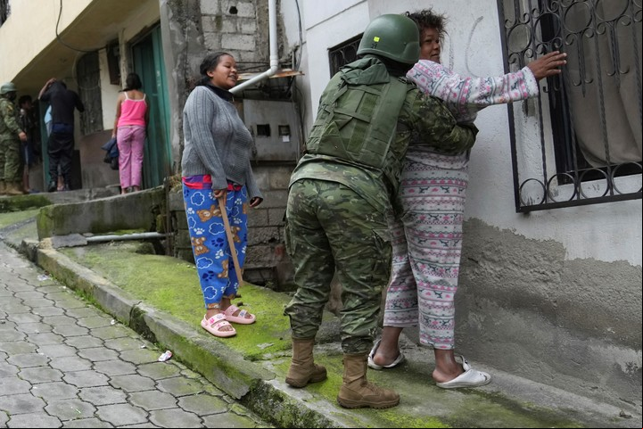 Un operativo militar en Quito, tras la fuga de un capo narco de una cárcel de Ecuador, meses atrás. Foto: AP