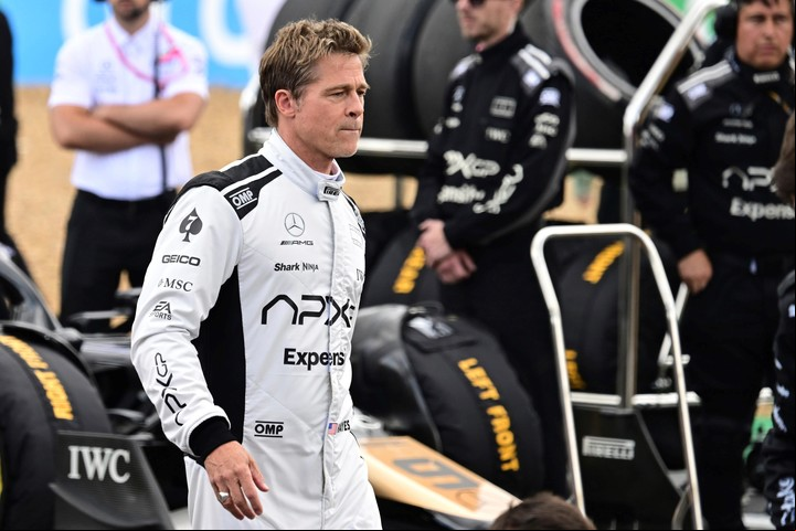 Brad Pitt camina en el paddock antes del Grand Prix de Silverstone, en Inglaterra. Foto AP