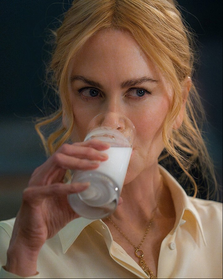 Vaso de leche. Una escena pretendidamente sensual de Babygirl.