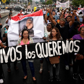 Escándalo en Ecuador: confirman que los cadáveres incinerados son de los cuatro chicos detenidos por militares y crece la indignación