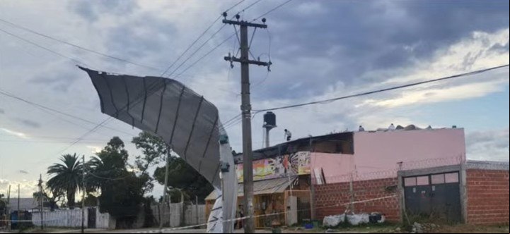 Se voló el techo de un supermercado de Florencio Varela a causa del temporal.
