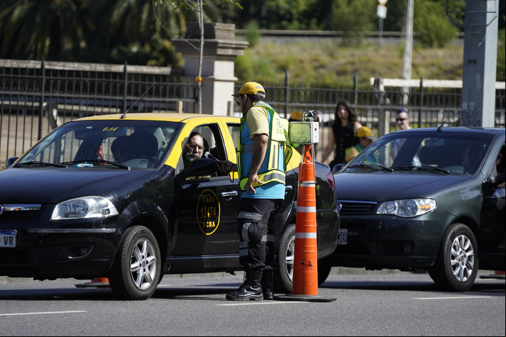 Agentes de transito trabajan en el control de alcoholemia barrio Palermo. Foto: Maxi Failla - Clarín.