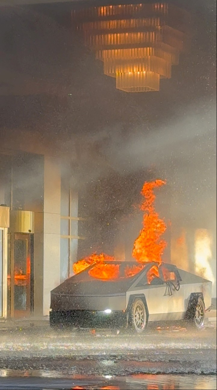 Llamas salen del Cyberrtruck tras explotar. Foto: Reuters