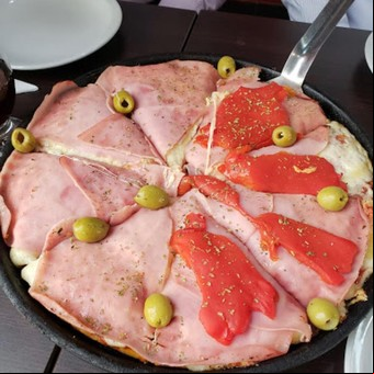 La pizzería más antigua de CABA, reconocida por sus empanadas fritas irresistibles