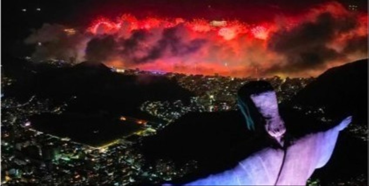 Papelón en los tradicionales festejos con fuegos artificiales en Río de Janeiro: una muralla de humo negro cubrió el cielo de Copacabana 