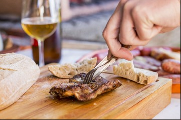 Antes de llegar a Mar del Plata: la parada obligada para los amantes del costillar a la estaca en la Ruta 2