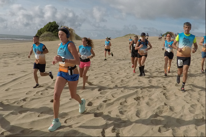 25° Maratón del desierto. Una carrera running por los médanos Pinamar. Foto: Fernando de la Orden