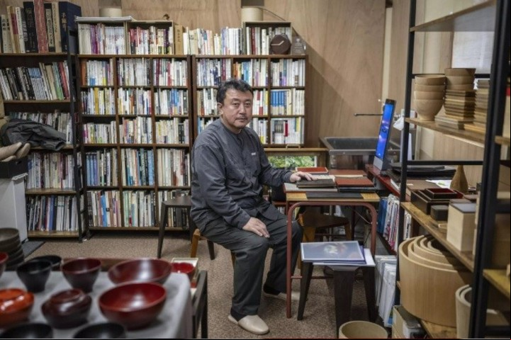 El artesano japonés Taiichi Kirimoto posa en su taller de lacado en Wajima, el 11 de diciembre de 2024 © Yuichi YAMAZAKI / AFP