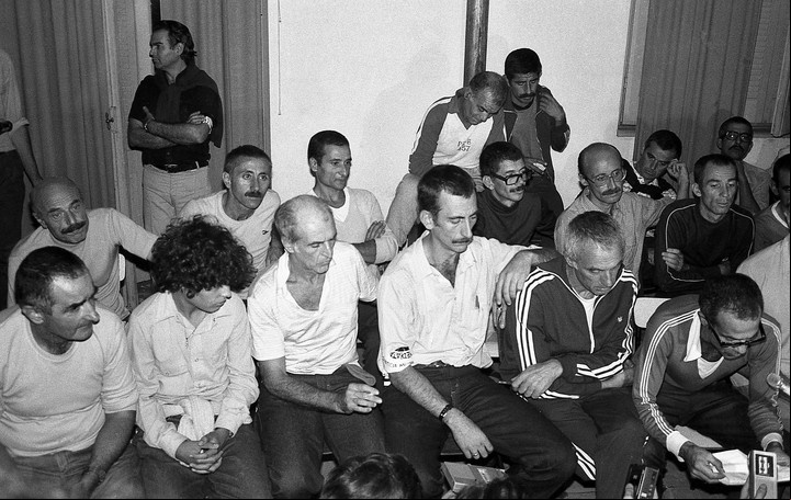 José Mujica (izq.), en marzo de 1985, con sus compañeros del Frente Nacional de Liberación cuando salió de la cárcel después de 13 años. Foto: AFP