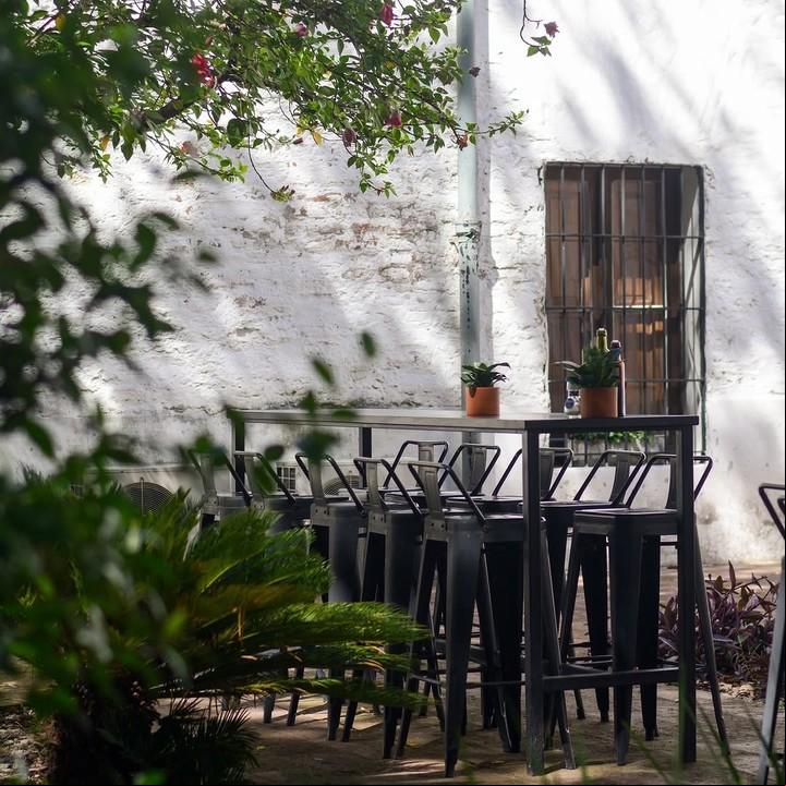 Un espacio lleno de encanto y tradición en pleno corazón de Buenos Aires. Foto: Instagram @cafebistro1745.