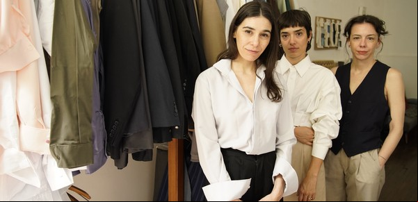 Vestidos con telas de paraguas, carteras de sachets: cómo es la moda circular del siglo XXI