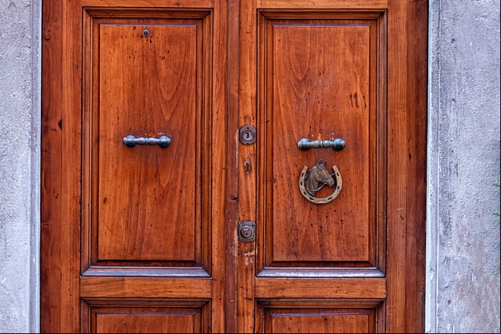 Ananda sugirió colgar la herradura en la puerta de entrada del hogar para salvaguardarlo de las energías pesadas. Foto: ilustración Shutterstock
