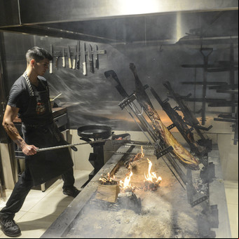 En Palermo, un muy buen restaurante para comer asado en estaca: costillares de vaca, cordero y lechón como en el campo