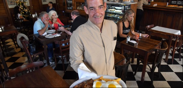 En San Telmo, reabrió un querido bar del año 1909 con cocina de bodegón y un plato estrella: bife con lomo a caballo