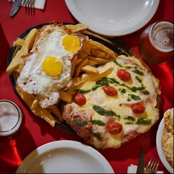 Este bodegón en CABA tiene la milanesa que todos los hinchas del Rojo deben probar