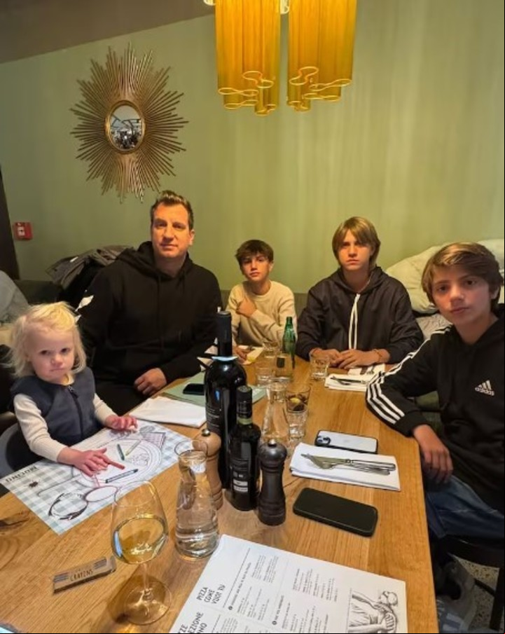 Maxi López junto a sus tres hijos en común con Wanda Nara: Benedicto, Valentino y Constantino. | Foto: Instagram @danielachristiansson