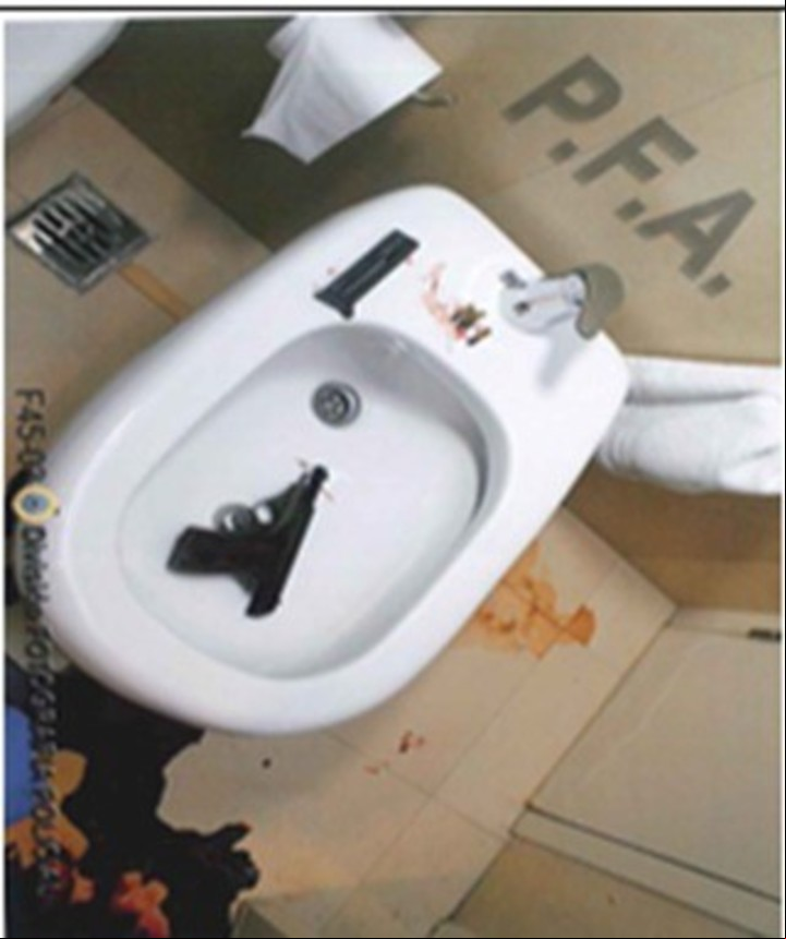 La pistola Bersa fue limpiada con papel higiénico y colocada en el bidet.