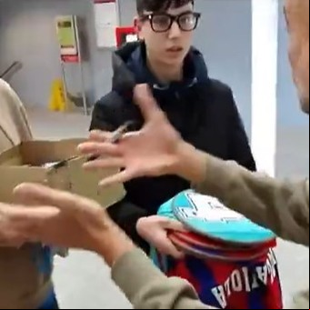 Pep Guardiola les declaró la guerra a los vendedores de autógrafos: el video con la lección de vida que le dio a tres jóvenes en Manchester