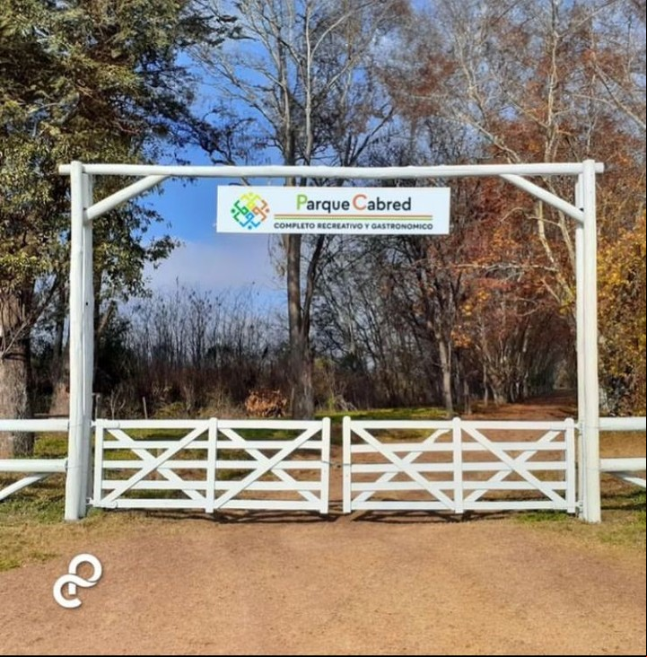 Tranquera de ingreso al Parque Cabred en Open Door, partido de Luján.
