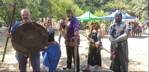 Magos, guerreros y brebajes en la fiesta medieval para ayudar a caballos maltratados