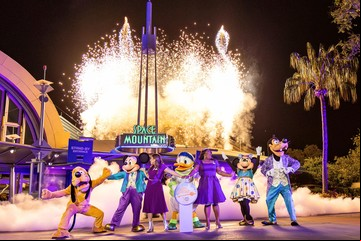 Cumplió 50 años Space Mountain, la montaña rusa más famosa de Disney World 