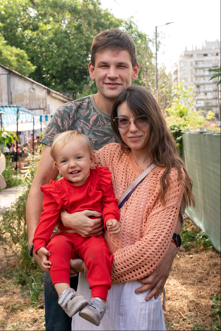 A Mariia y Pavel les gustaría que su hija Kira conociera Rusia cuando fuera posible. Foto: Fernando de la Orden.