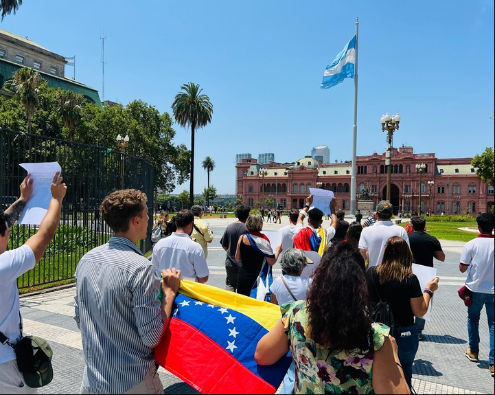 Venezolanos antichavistas que residen en la Argentina marcharon alrededor de la Pirámide de Plaza de Mayo como las Madres y Abuelas de los desaparecidos de la dictadura a fines de los 70 y principios de los 80