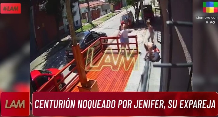 Centurión, tendido en el piso, tras los golpes que le dio Jenifer. Captura TV.