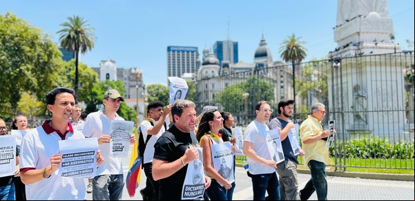 Disidentes venezolanos marcharon en la Pirámide de Plaza de Mayo contra Nicolás Maduro