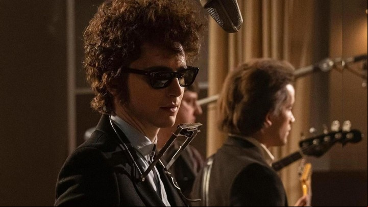 Actuación precisa y sutil de Timothée Chalamet como Bob Dylan.