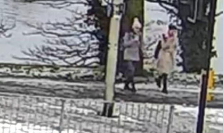 La anteúltima foto de las hermanas, caminando cerca del centro de la ciudad (Policía de Escocia).