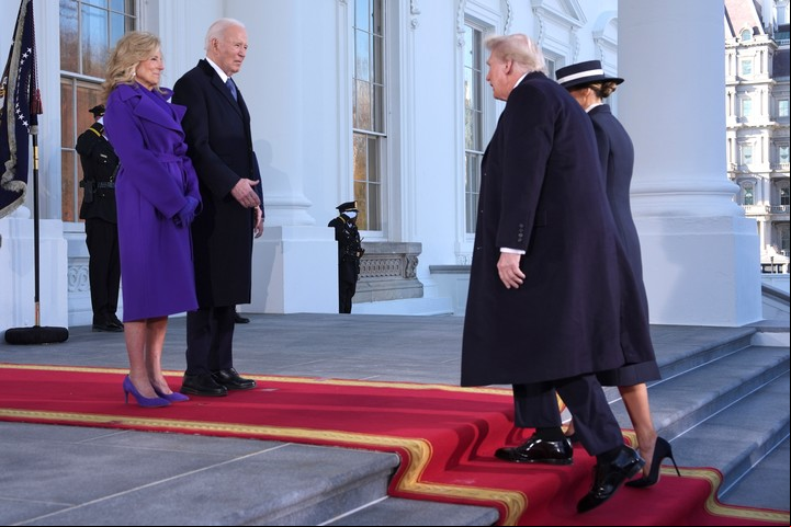 Joe Biden y la primera dama, Jill, reciben a Donald Trump y Melania. Foto: AP