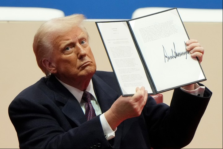 Trump firmó órdenes ejecutivas. Foto AP
