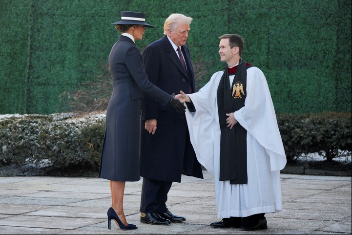 Donald Trump y Melania son recibidos al llegar a la ceremonia religiosa.