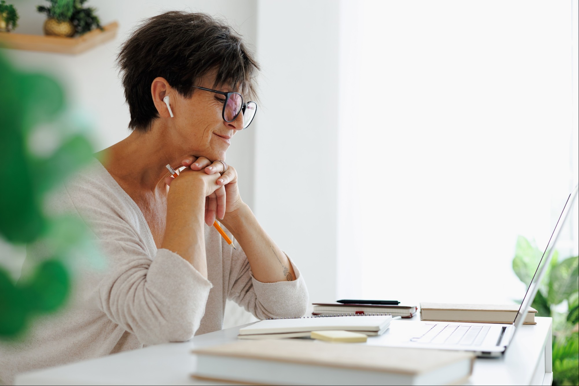 Tanto el Vastu como el Feng Shui sostienen que el orden y la limpieza favorecen la armonía y la claridad mental en un lugar. Foto: ilustración Shutterstock