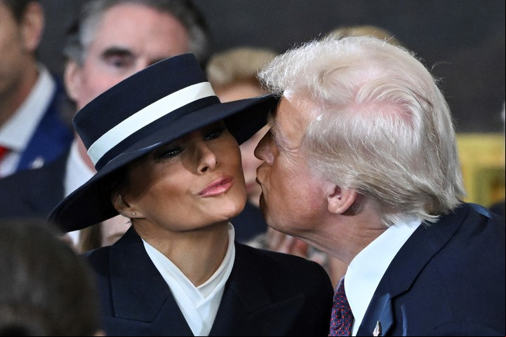 Donald Trump saluda a su esposa Melania Trump antes de la jura. Foto: AP.