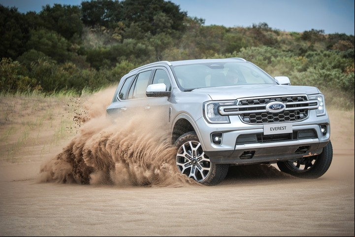 El Everest cuenta con un motor turbonaftero 2.3 litros de 300 caballos de potencia y 446 Nm de torque.