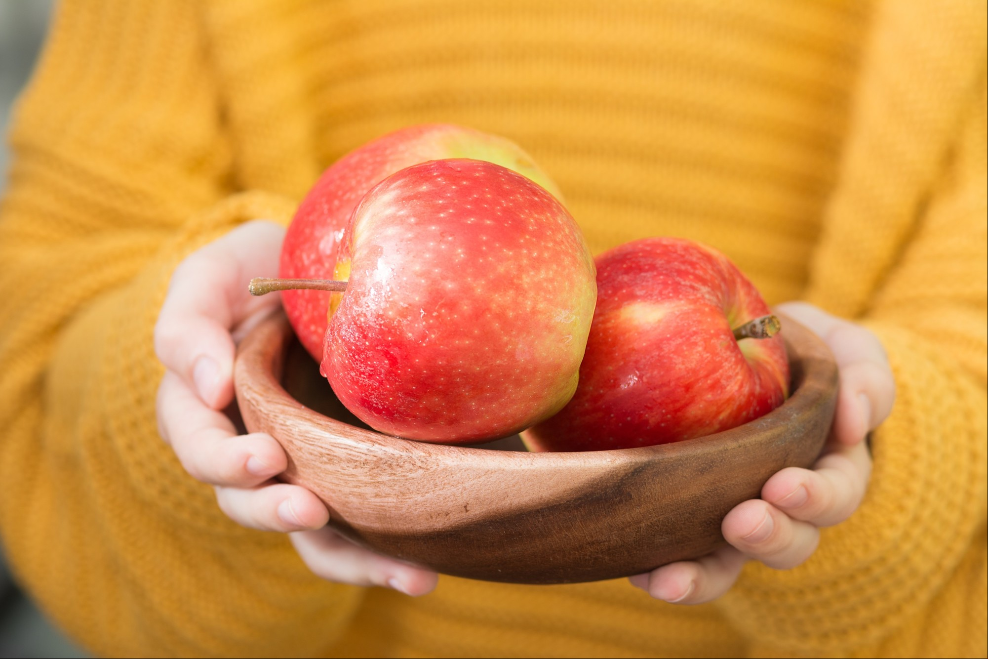 Tener frutas frescas de color rojo en casa es un buen augurio antes del Año Nuevo Chino. Representan abundancia. Foto: ilustración Shutterstock