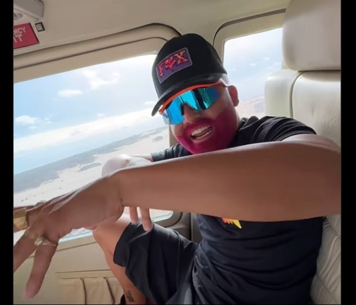"Como un rockstar", dice en su video el cantante Perro Primo, cuyo nombre real es Joel Rivas.